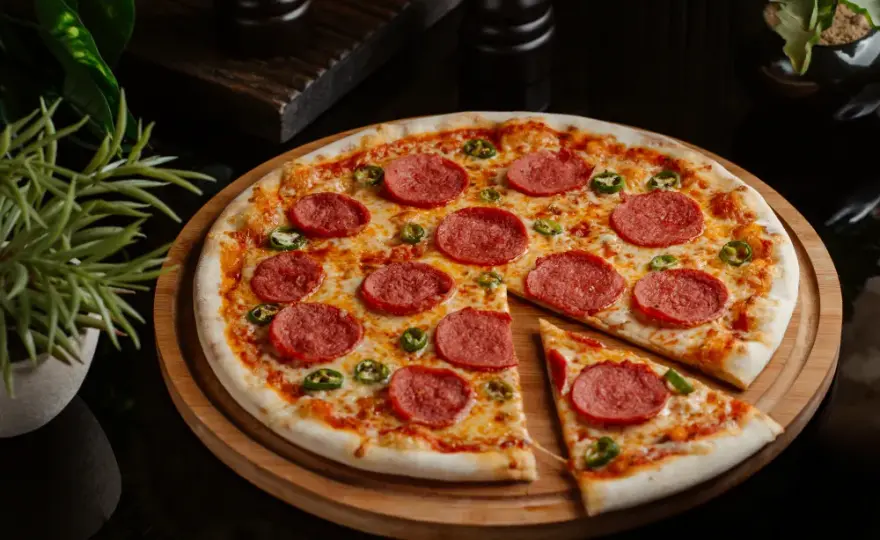 Pizza z salami: jakie dodatki pokochasz? Sprawdź nasze propozycje