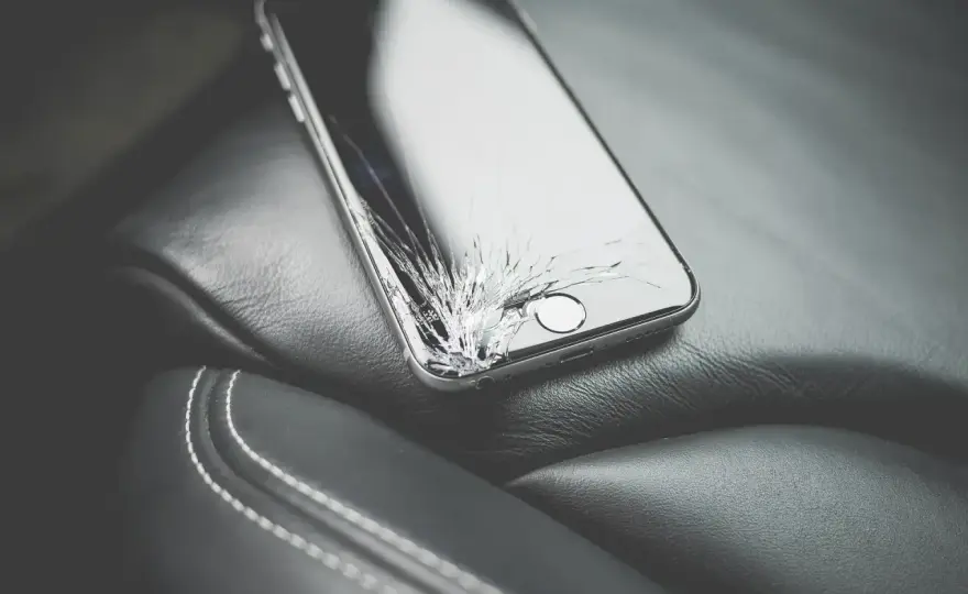 Uszkodzony ekran telefonu na komputerze - Jak odzyskać dostęp?