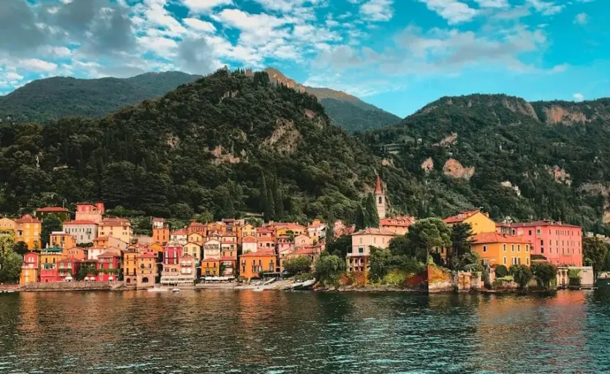 Gdzie zjeść w Varenna? Odkryj najlepsze restauracje i smaki