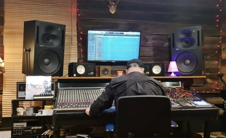 Najlepsi producenci muzyczni w Polsce: kto stoi za hitami?