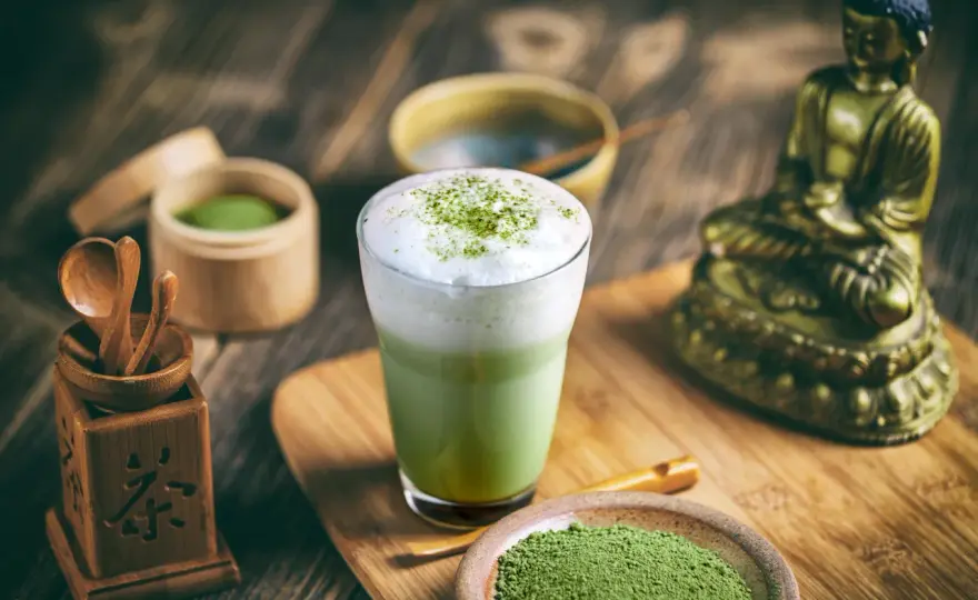 Jak pić matcha, aby wydobyć z niej pełnię smaku i korzyści