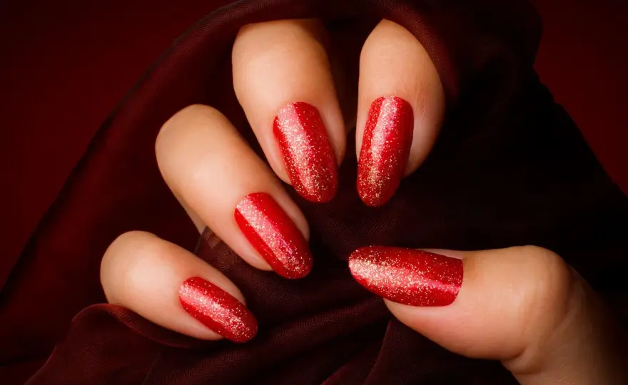 Czerwono-złoty manicure - jak zrobić go elegancko?