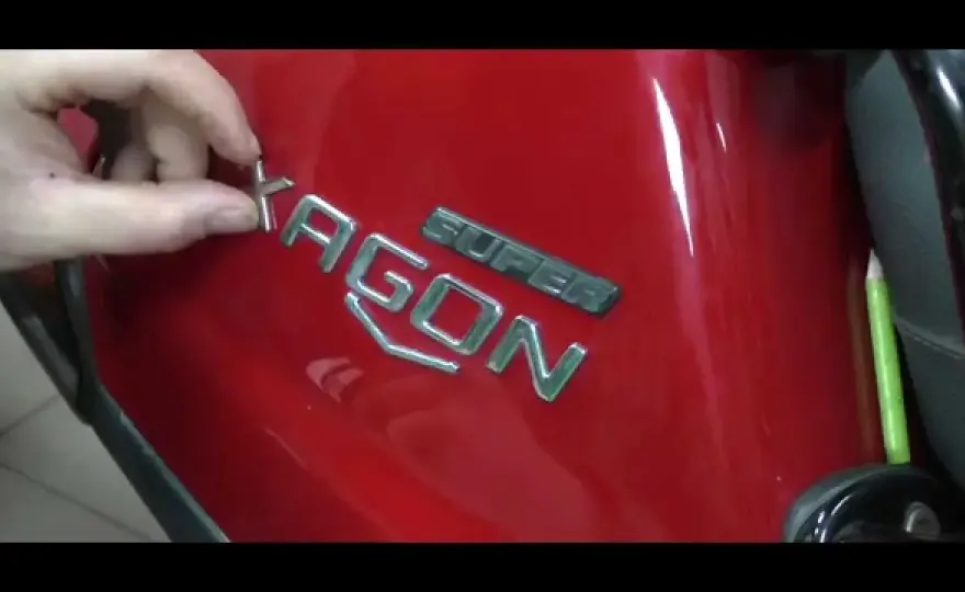 Jak skutecznie przykleić emblemat do karoserii bez błędów