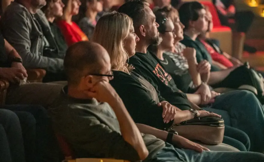 Czy do teatru można iść w dżinsach? Odkryj zasady ubioru w teatrze