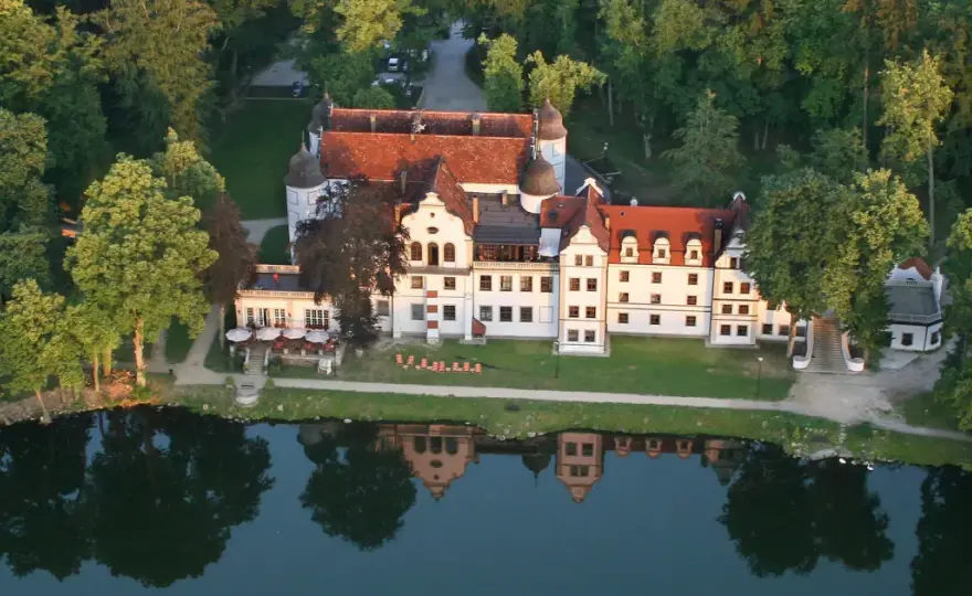 Zamek Rycerski Podewils w Krągu: Historia, luksus i atrakcje hotelowe
