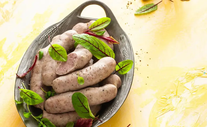 Jak upiec białą kiełbasę? Domowy smak bez wysiłku - prosty przepis