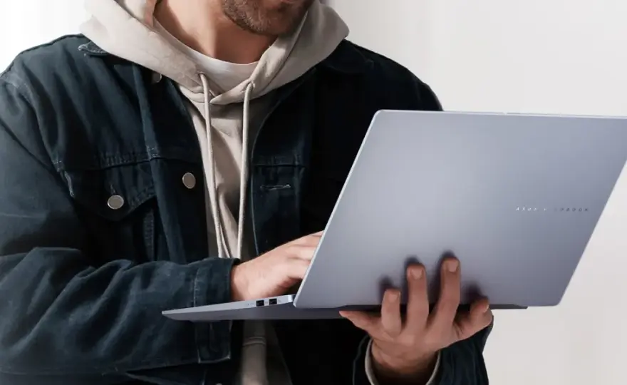 Jaki laptop dla ucznia w 2026? Wybierz mądrze! Poradnik dla rodziców