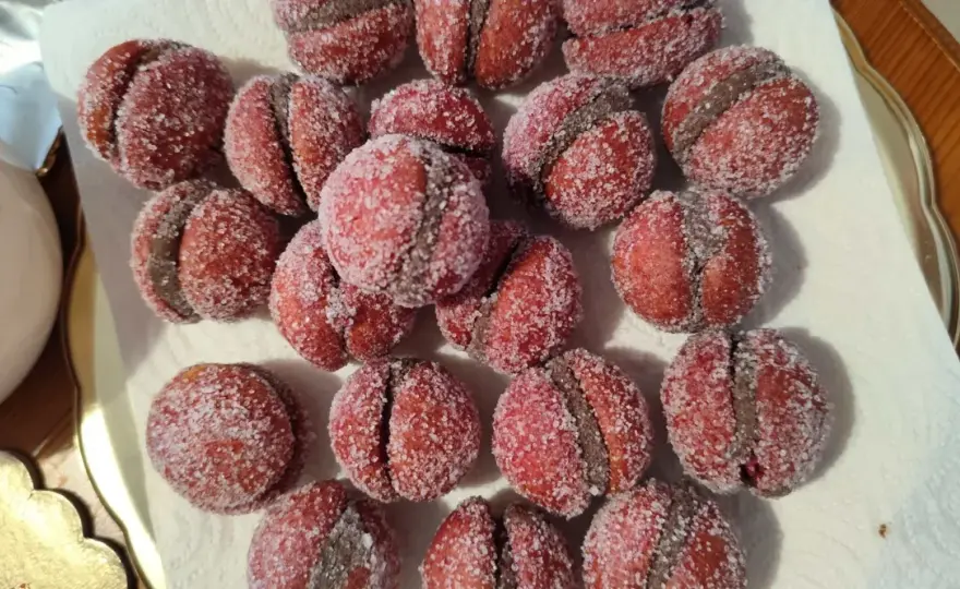 Pesche di Prato, storia e ricetta del dolce all’alchermes