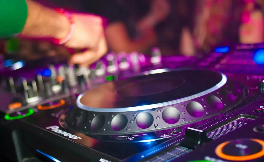 Najlepsze sprzęty i akcesoria dla DJ-ów