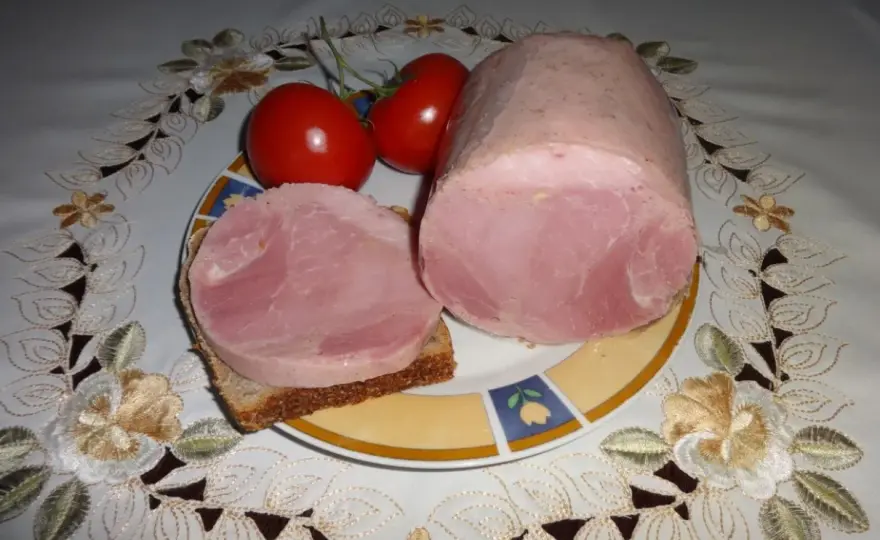 Kiełbasa szynkowa wędzona parzona: Twój przepis na domowy sukces