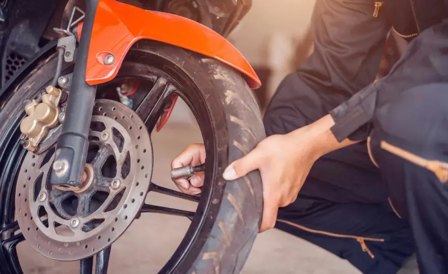 Jakie ciśnienie w oponach motocyklowych zapewni bezpieczeństwo i komfort?