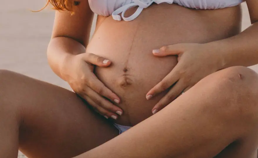 Linea nigra enceinte, à quel mois apparaît-elle ?
