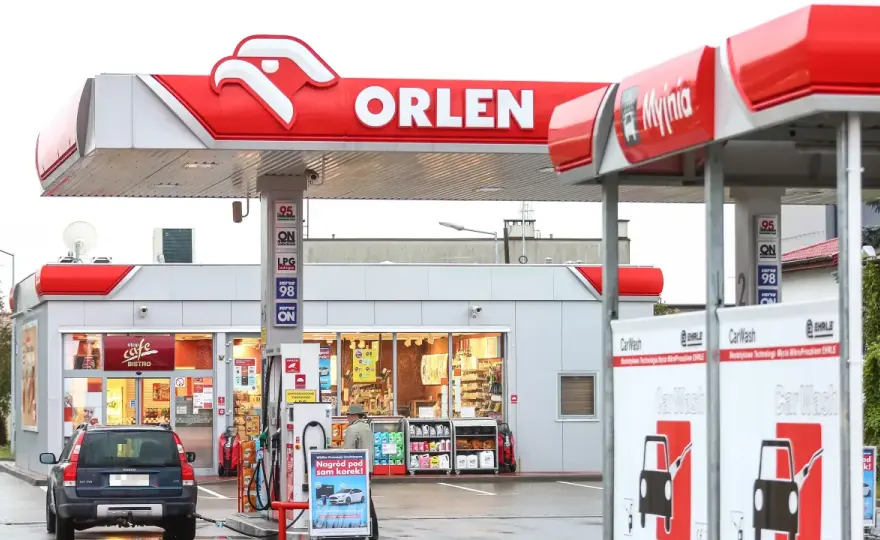 Ile zarabia pracownik stacji Orlen? Zaskakujące fakty o wynagrodzeniach