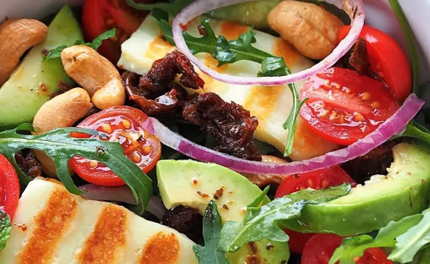 Najlepsza sałatka z serem halloumi i suszonymi pomidorami: przepis krok po kroku