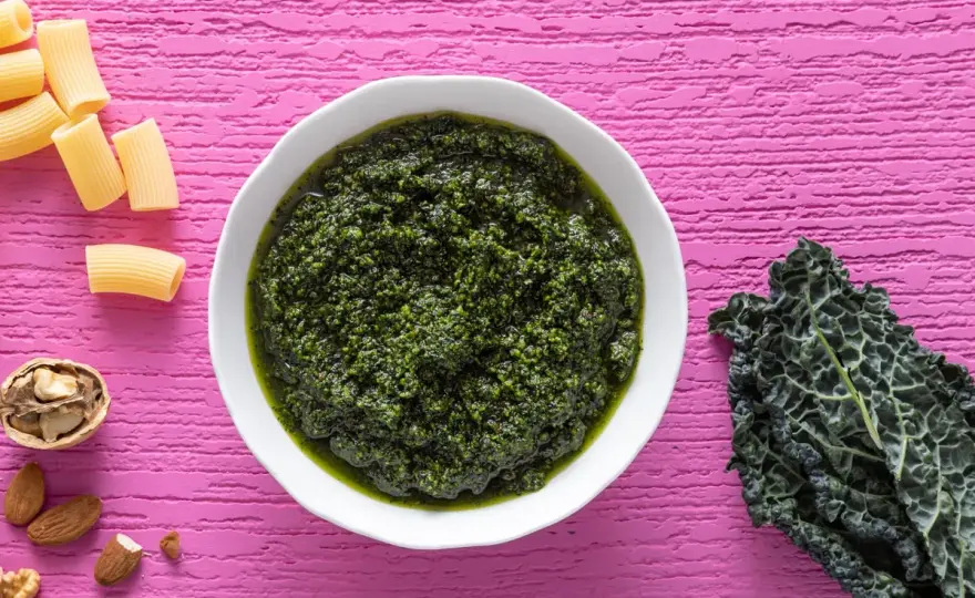 Pesto di cavolo nero crudo, cremoso e ben equilibrato