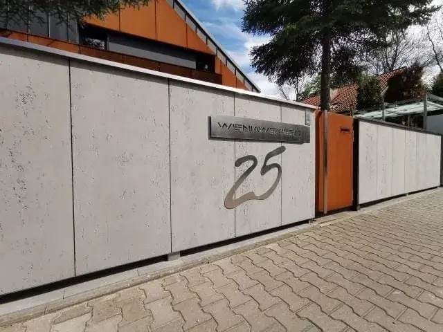 Ile kosztuje montaż płotu betonowego? Ceny, które Cię zaskoczą