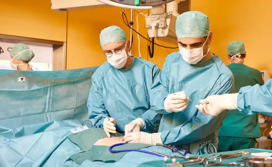 Hernien-OP mit Netz - Was normal ist und welche Warnzeichen zählen