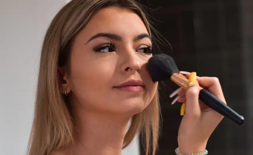 Minimalistyczny makijaż clean girl - jak go zrobić?