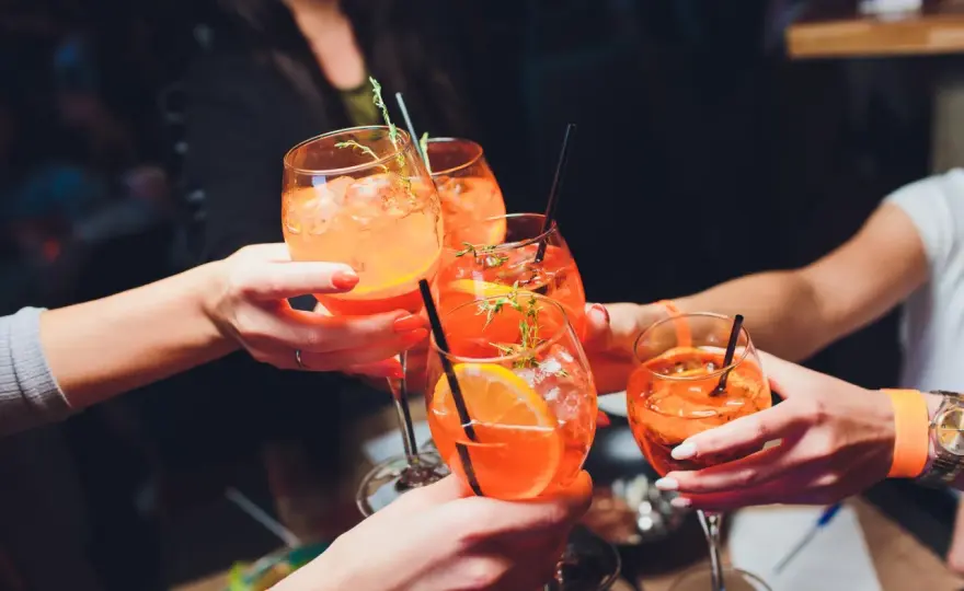 Najlepszy przepis na spritzer drink – orzeźwiający napój na lato