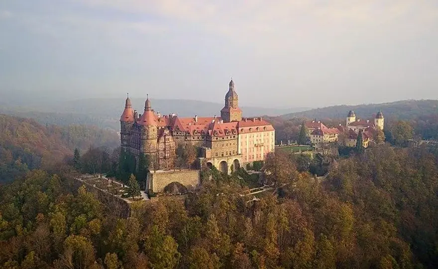 Gdzie zjeść w pobliżu Zamku Książ? Sprawdź najlepsze miejsca