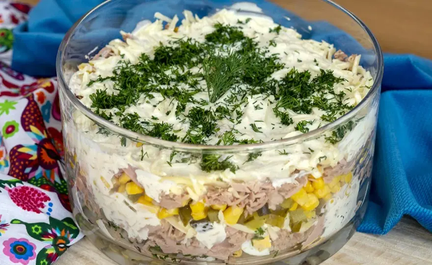 Lekka sałatka z tuńczykiem – przepis na szybki i sycący lunch