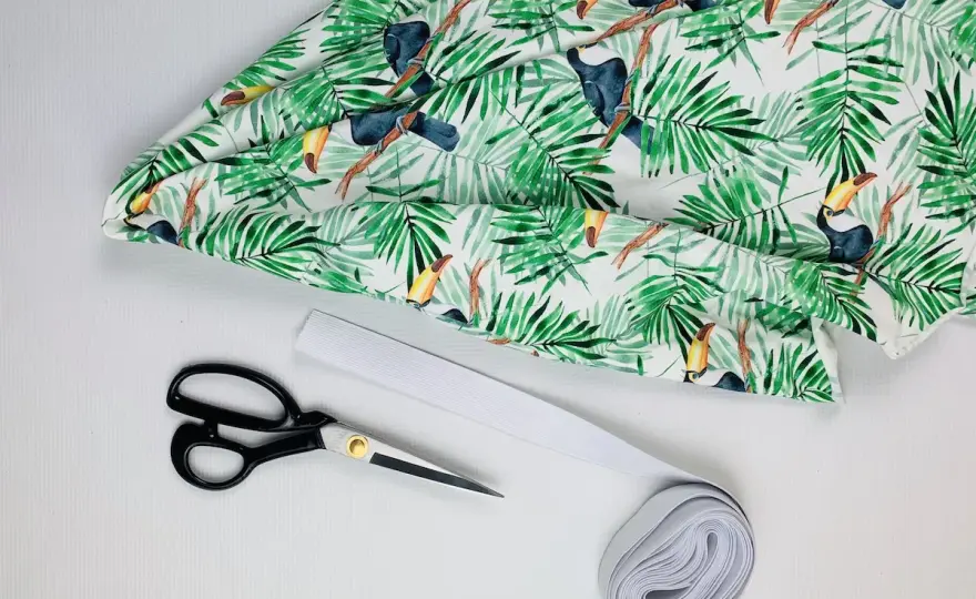 Rozcięcie w spódnicy DIY: 4 proste kroki, odmień swój styl!