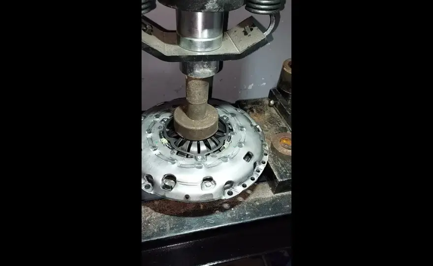 Jak cofnąć docisk sprzęgła LuK bez ryzyka uszkodzenia mechanizmu