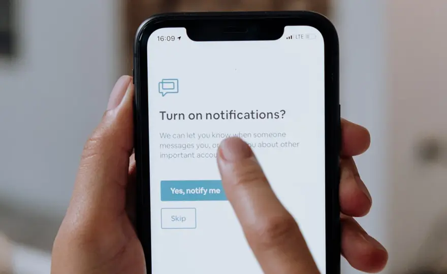 Notification po polsku: Powiadomienie, zawiadomienie czy notyfikacja?