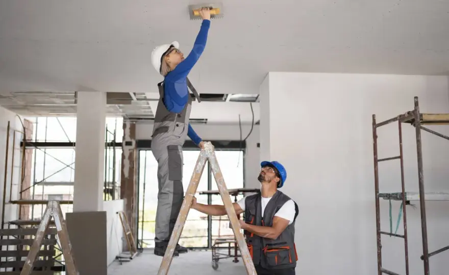 Pękający sufit w starym domu? Diagnoza i trwała naprawa DIY