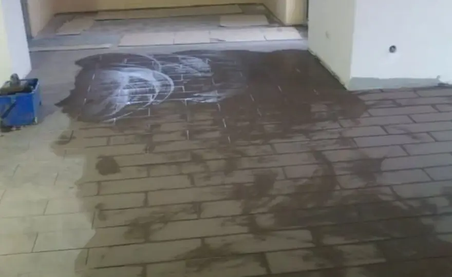 Po jakim czasie kłaść płytki na wylewce? Sprawdź czasy schnięcia!