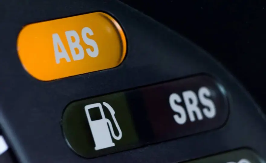 ABS – jak działa i kiedy naprawdę pomaga? Cała prawda o systemie