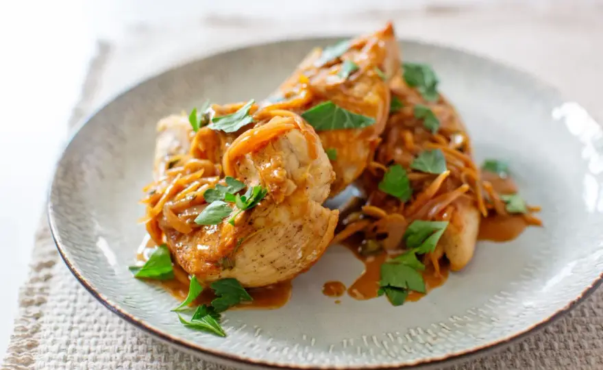 Sauté de poulet - la méthode pour une viande dorée et juteuse