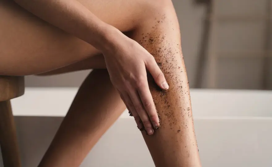 Peeling przed czy po goleniu? Jak golić bez podrażnień