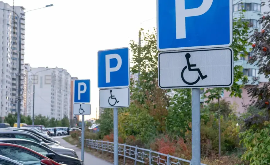 Karta parkingowa - komu przysługuje i jak ją uzyskać?
