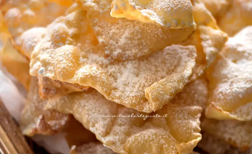 Chiacchiere friabili, la ricetta della nonna per Carnevale