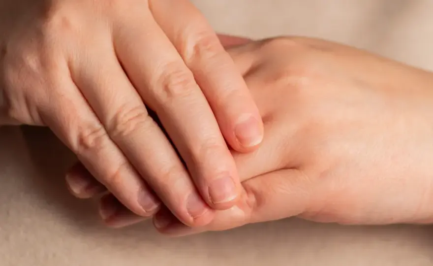 Pofalowane paznokcie - skąd się biorą i kiedy warto iść do dermatologa?