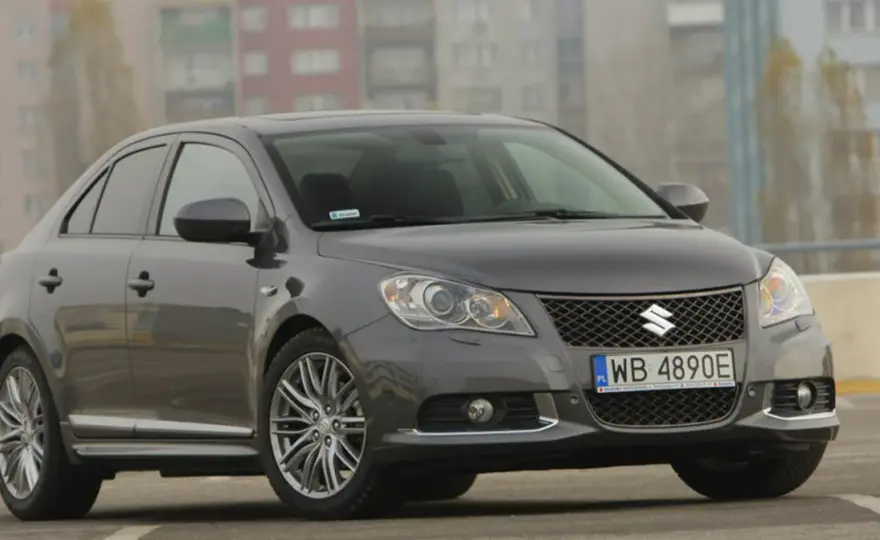 Suzuki Kizashi - niszowy sedan z silnikiem 2.4. Czy warto go kupić?