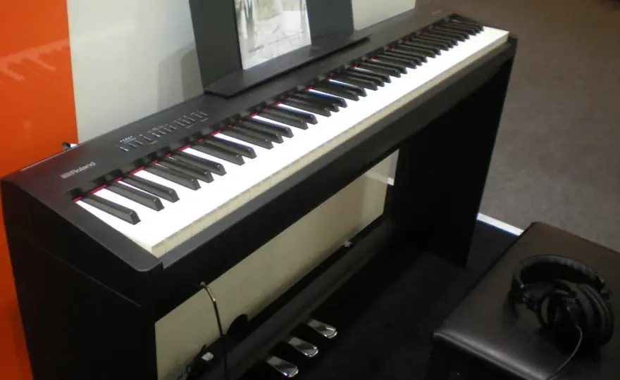 Keyboard czy pianino cyfrowe - kluczowe różnice, które musisz znać