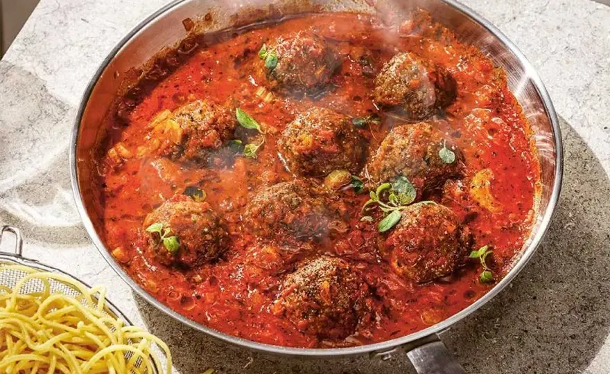 Frikadeller i tomatsås som blir saftiga varje gång