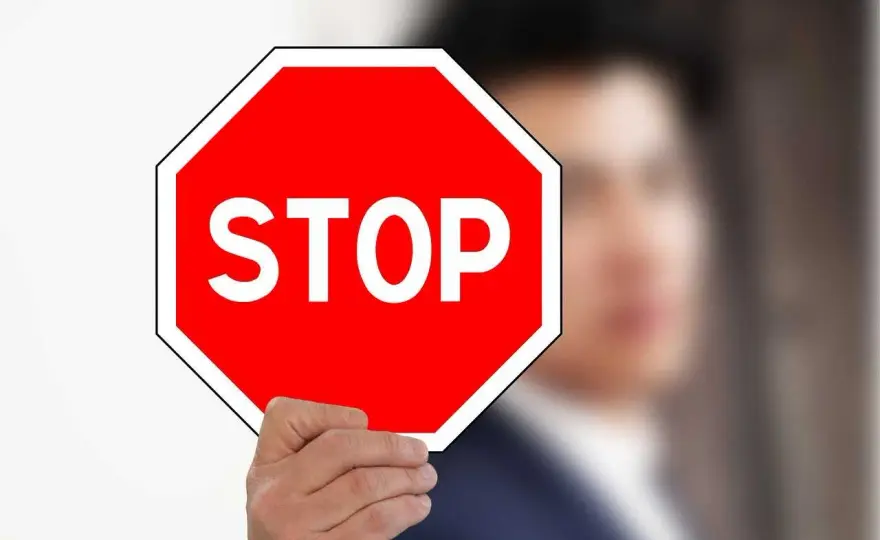Znak STOP - kiedy trzeba się zatrzymać i jaki grozi mandat?
