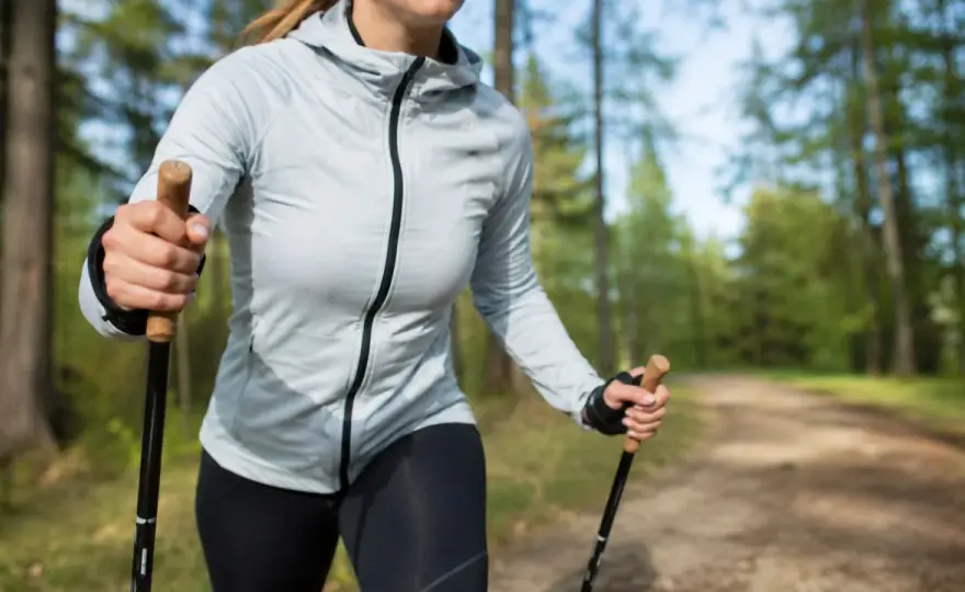 Kije nordic walking - jak dobrać? Wzrost, kąt 90° i błędy