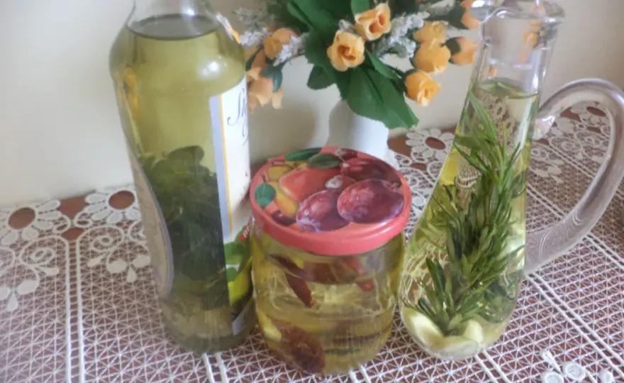 Bezpieczna domowa oliwa z czosnkiem i rozmarynem - jak zrobić?