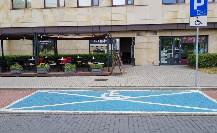 Jakie znaki drogowe nie obowiązują niepełnosprawnych? Oto prawda!