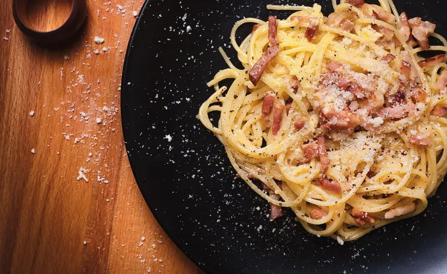 Pâtes à la carbonara crémeuses sans crème, la méthode romaine