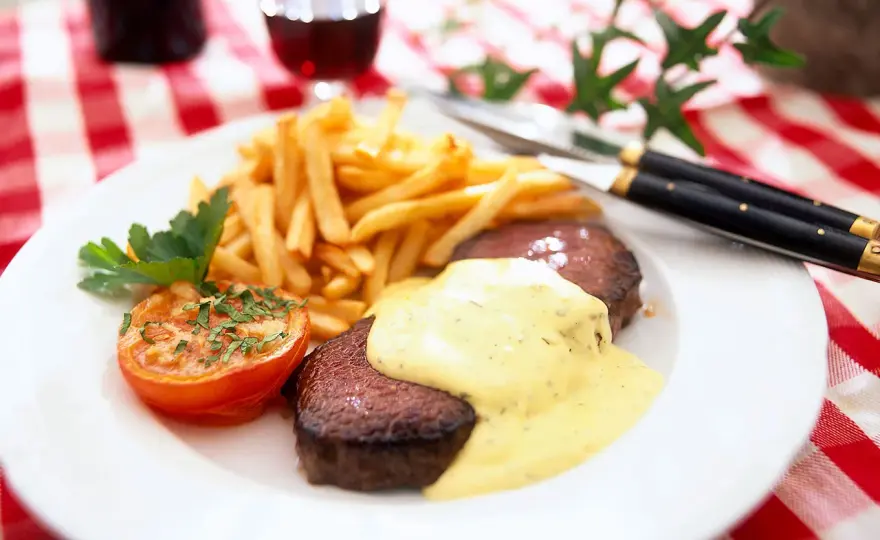 Steak frites: Så lyckas du med kött, pommes och sås