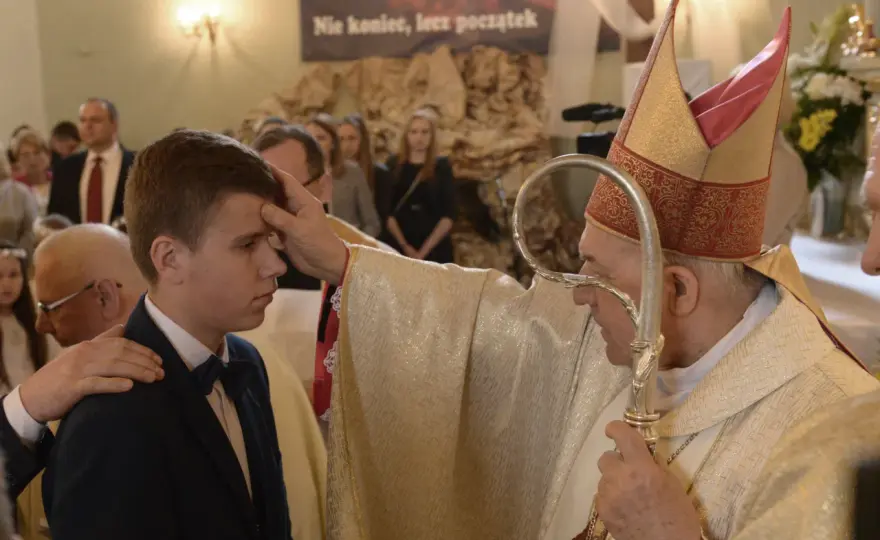 Jak się ubrać na bierzmowanie jako świadek, aby nie popełnić błędu