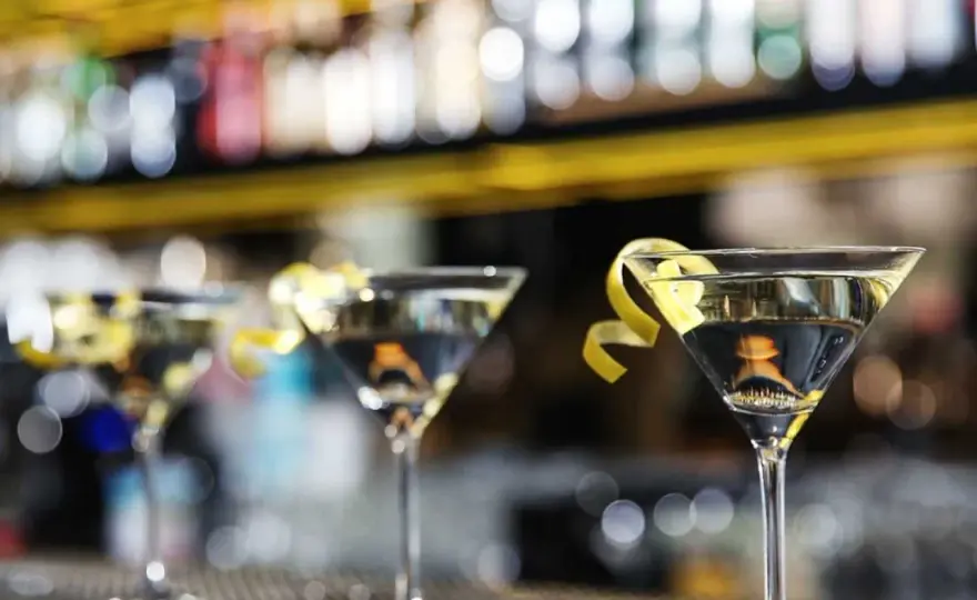 Bond-drinken hemma - så blandar du en Vesper Martini