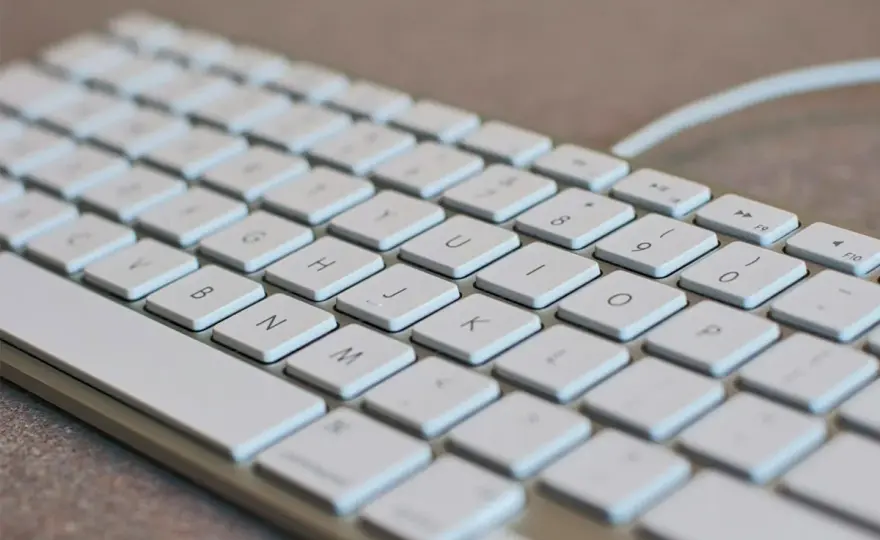 Klawiatura mechaniczna jak nowa? Skuteczne czyszczenie pod klawiszami