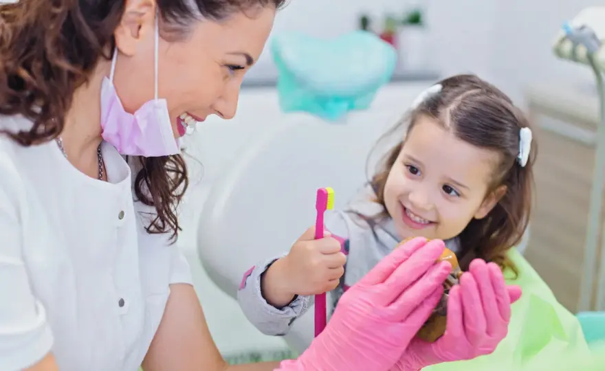 Kiedy pierwszy raz do dentysty? Kluczowe informacje dla rodziców