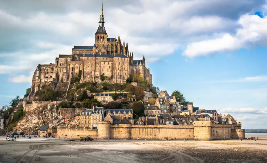 Zamek na wyspie we Francji - Mont-Saint-Michel i inne cuda